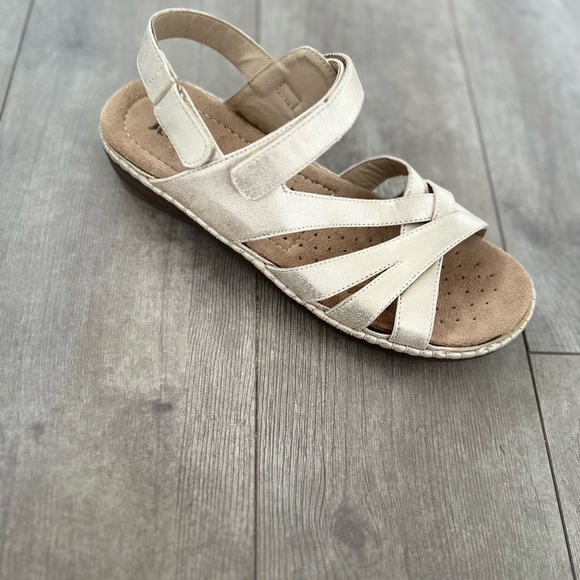 Judith REID Metallic Gold Strappy Sandals Comfort Metallic Golden sz 9 Hook Loop - Picture 3 of 16